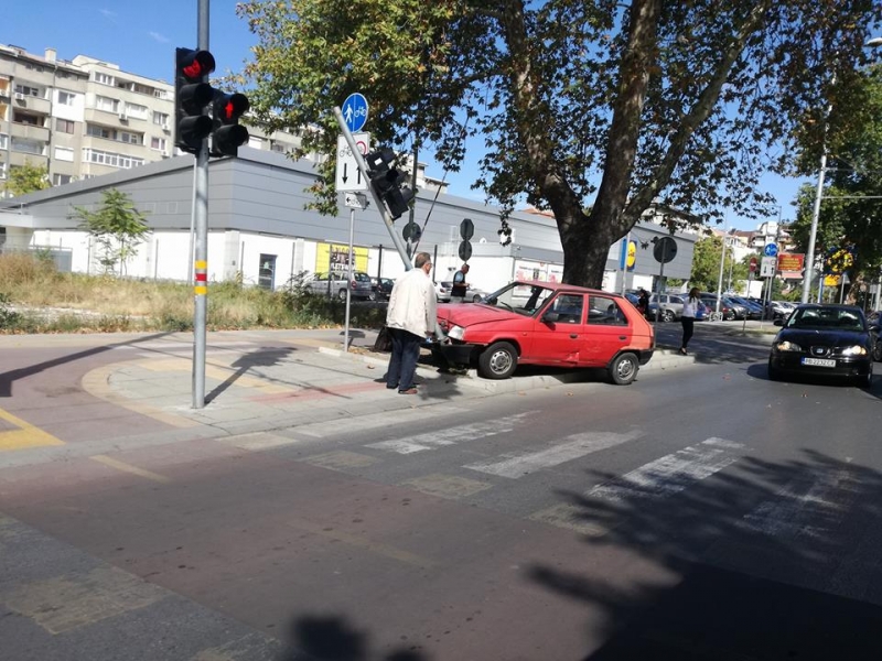 Кола се вряза в пешеходен светофар до стадион 