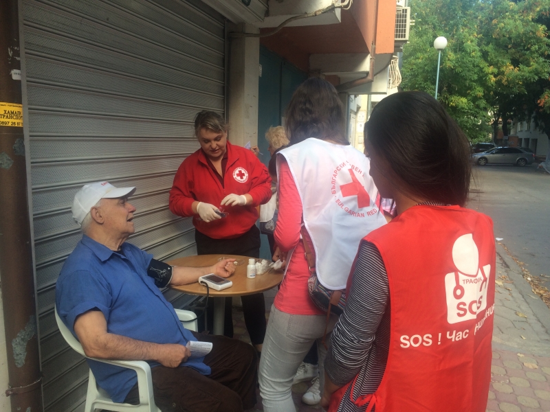 Доброволци върнаха усмивките на десетки пенсионери в центъра на Пловдив СНИМКИ