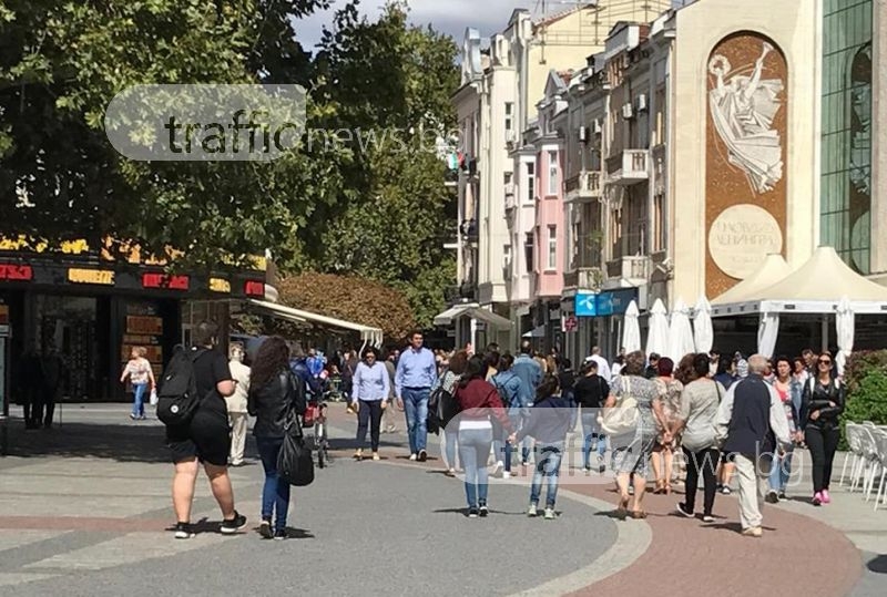 Главната улица на Пловдив е окупирана! Няма откъде да минеш, няма къде да седнеш ВИДЕО+СНИМКИ