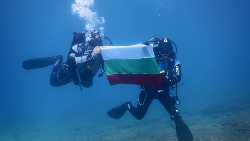 Пловдивчани  празнуват Независимостта под вода  в Егейско море