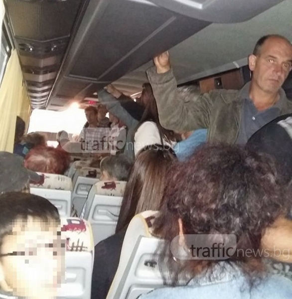 Шофьор на препълнен автобус отказа да тръгне от Пловдив заради правостоящите, а после... СНИМКИ