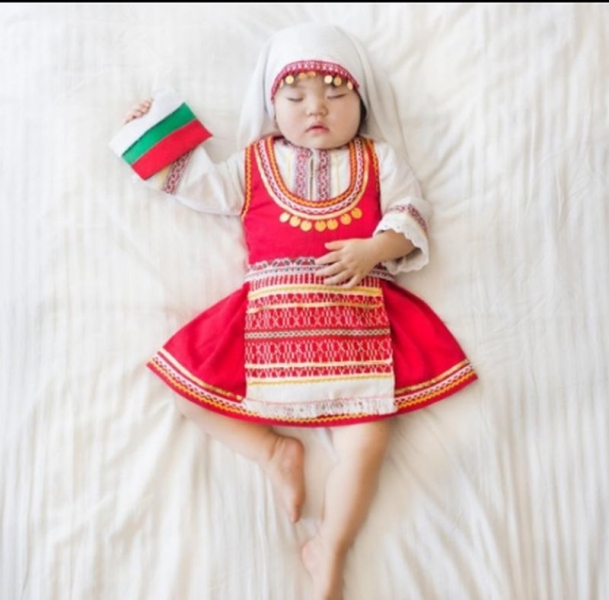 Корейско бебе с българска носия - хит в интернет СНИМКИ и ВИДЕО