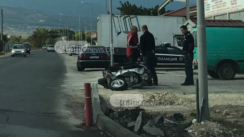 Моторът от зверската катастрофа в Пловдив все още е на мястото на инцидента СНИМКИ