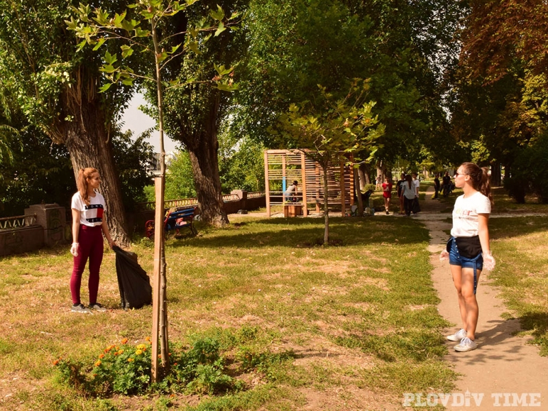 Пловдивски ученици превърнаха алея край Марица в рай