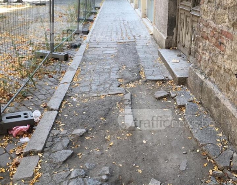Пловдивчани започнаха подписка за ремонта на тротоара на ул. “Екзарх Йосиф“ СНИМКИ