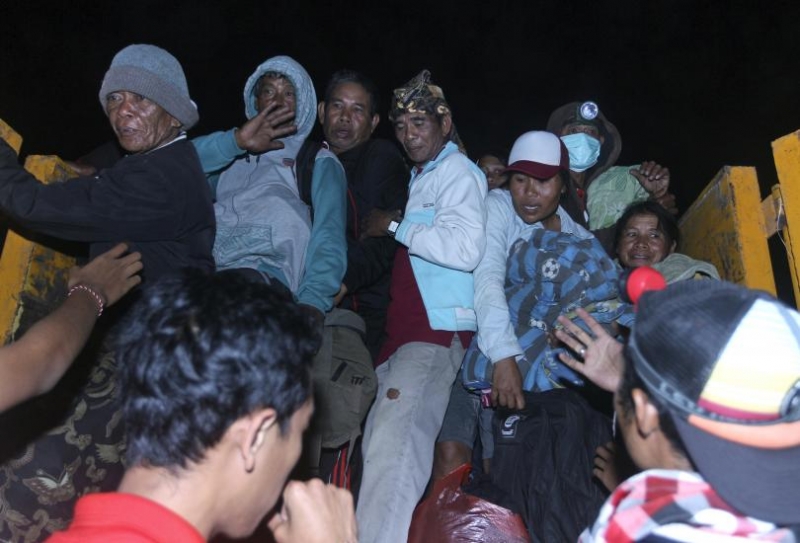 34 000 души евакуирани заради действащ вулкан в Индонезия
