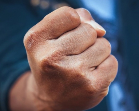 Тийнейджър нападна възпитателка в Смолян