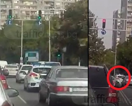 Полицейска кола с показно нарушение в Пловдив ВИДЕО