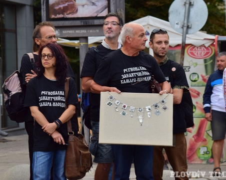 Осем бижутери създадоха уникална сребърна огърлица в Пловдив