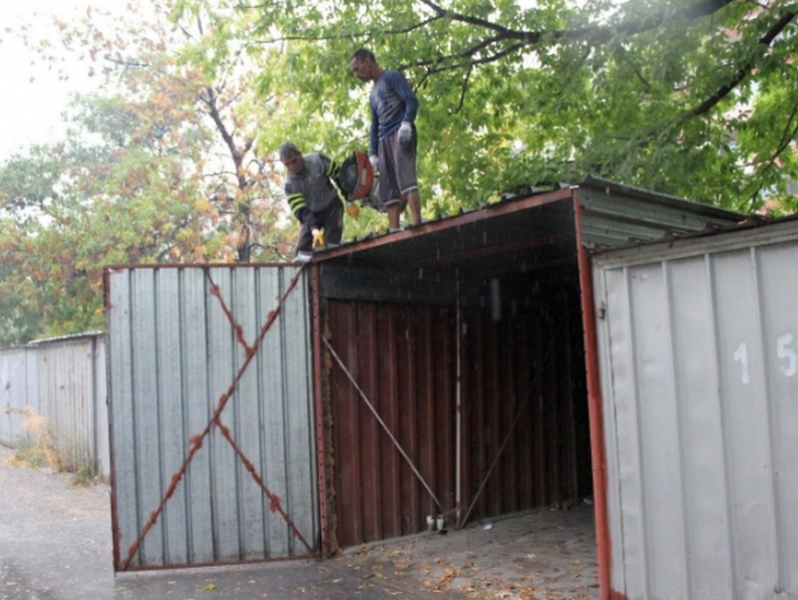 Режат и разглобяват гаражи в Пловдив СНИМКИ