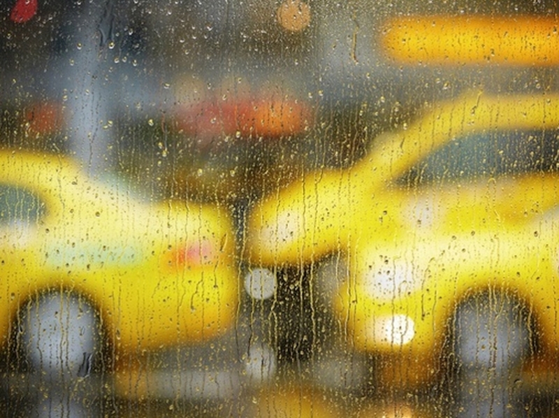 Такситата в Пловдив свършиха в дъжда! Централите прегряха от обаждания