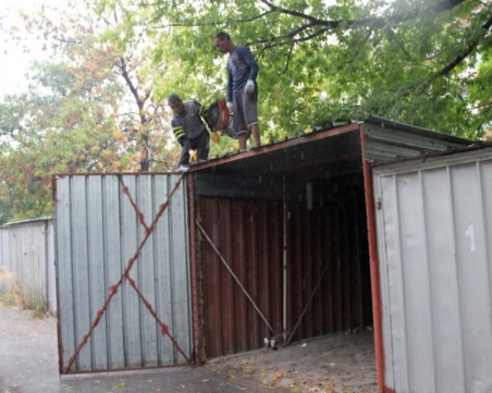 Режат и разглобяват гаражи в Пловдив СНИМКИ