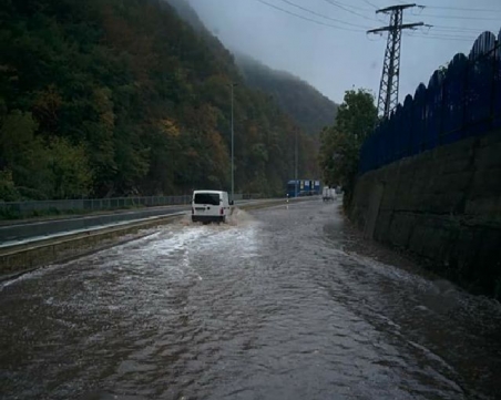 Силен дъжд наводни улиците в Смолян СНИМКИ
