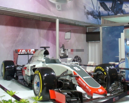 Мощен болид от Формула 1 събира погледи в Панаира СНИМКА