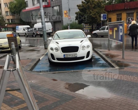 Бентли със софийски номер окупира паркомясто за инвалиди в Кършияка СНИМКИ