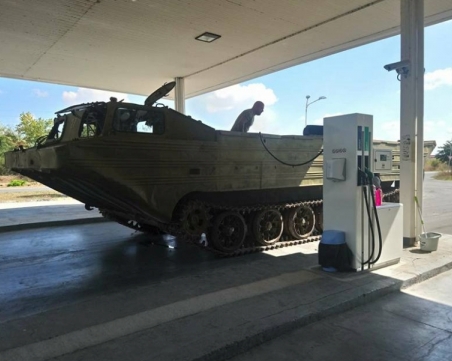 Динко с нова придобивка: Купи си бронетранспортьор СНИМКИ