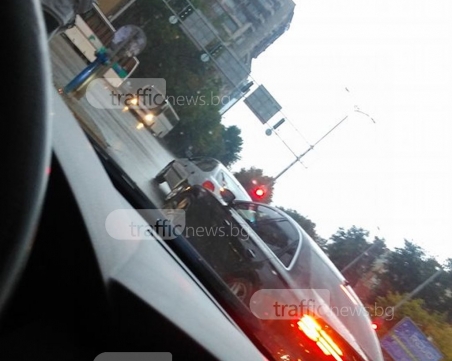 Тарикат пререди колона от коли, за да е пръв… класическа наглост СНИМКА