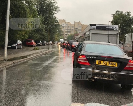 Тапи из цял Пловдив в силния дъжд СНИМКИ