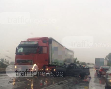 Меле на Околовръстното! Линейка хвърчи към катастрофата, жена е окървавена СНИМКИ