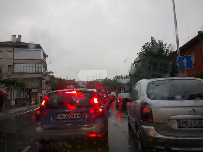 По улиците на Пловдив е страшно - не минавайте през централна градска част с кола! СНИМКИ