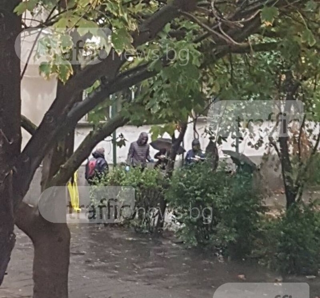 Труп лежи пред жилищен блок в Пловдив! СНИМКИ