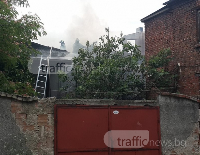 Къща пламна в Смирненски, две пожарни се борят с огъня