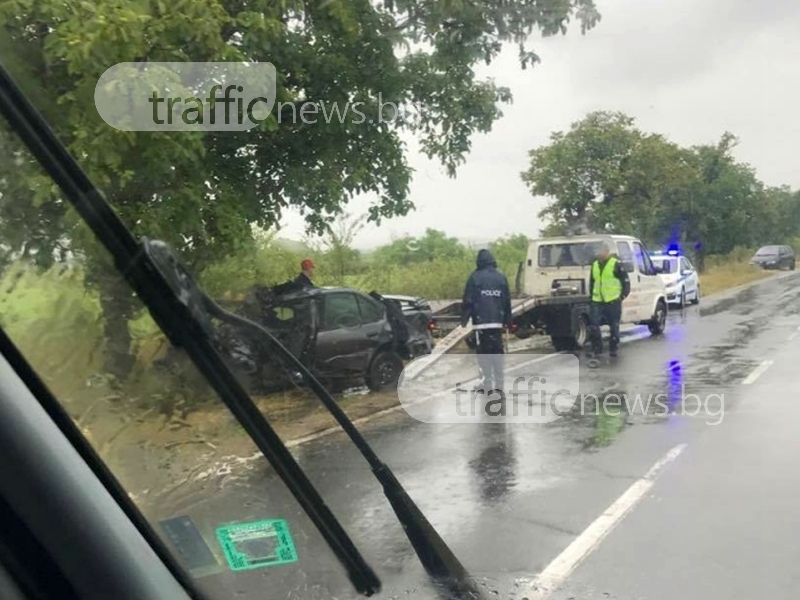 Тежка катастрофа край Пловдив! Кола се заби в дърво, шофьор загина намясто