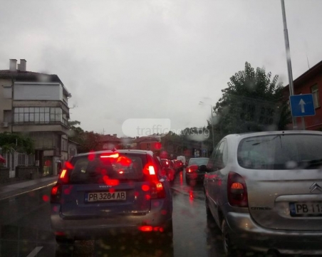 По улиците на Пловдив е страшно - не минавайте през централна градска част с кола! СНИМКИ