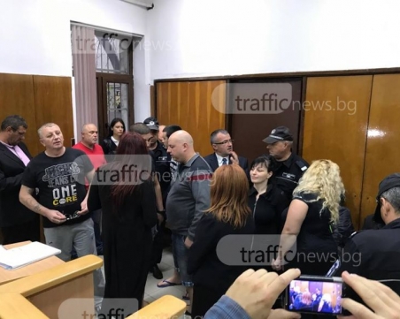 Трафикантите на бежанци, начело с партиен кадър, се признаха за виновни - получиха условни присъди СНИМКИ