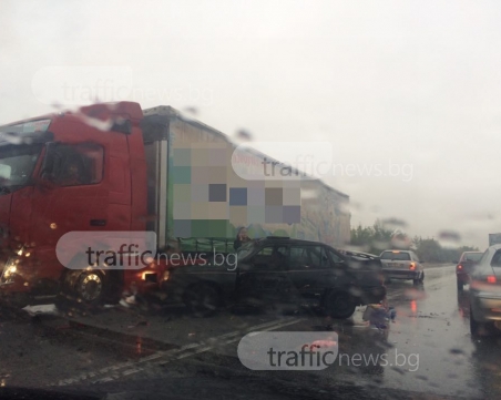 След мелето на Околовръстното: Двама в болница, причината-отнето предимство СНИМКИ