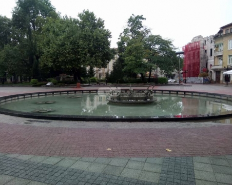 Фонтанът на Главната се превръща в коледна сцена, над нея се извисява 15-метрова елха