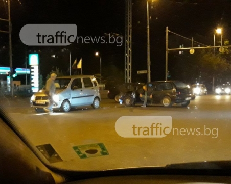 Хюндай и Хонда се сблъскаха на Цариградско шосе СНИМКИ