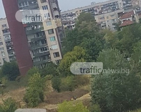 Пиромански страсти в Кючука, човек с качулка пали огън зад блока СНИМКИ