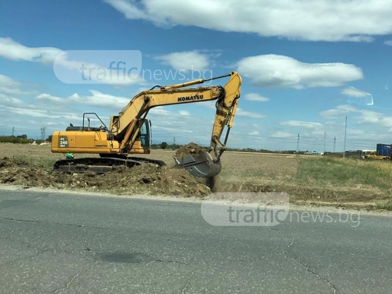Ремонт блокира и днес движението на Асеновградско шосе