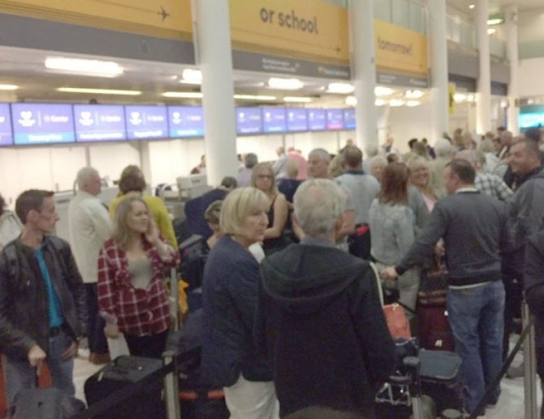 Хаос по летищата в света след компютърен срив