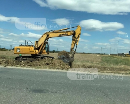 Ремонт блокира и днес движението на Асеновградско шосе