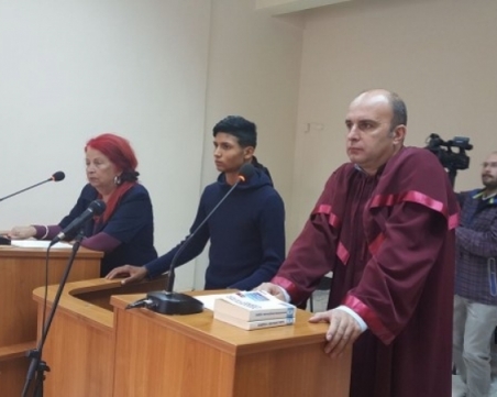 Повдигнаха обвинения срещу ученика, който преби учителя си в Садово