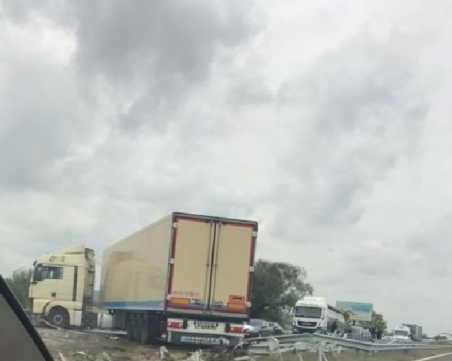 Тир се заби в насрещното, блокира магистрала Тракия