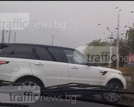 Говореща по телефона мадама втрещи пловдивските шофьори в центъра ВИДЕО