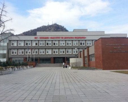 Дипломанти по дентална медицина получават своите дипломи