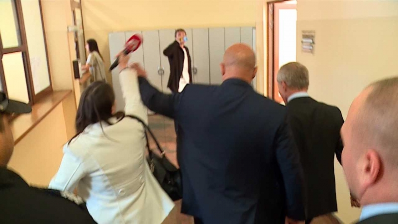 Екшън в съда – журналистика и Гриша Ганчев в челен сблъсък, намесиха се и охранителите СНИМКИ