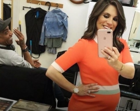 Тв водеща започна да ражда по време на новините СНИМКИ