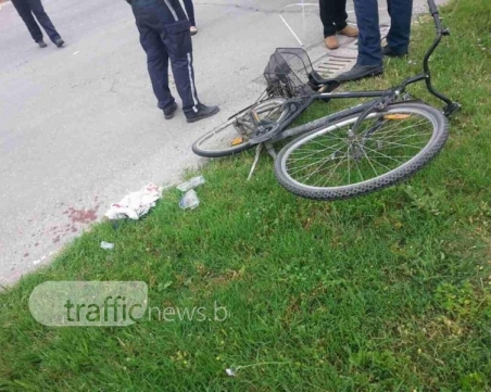 Камион отнесе велосипедист край Пловдив, мъжът е в тежко състояние