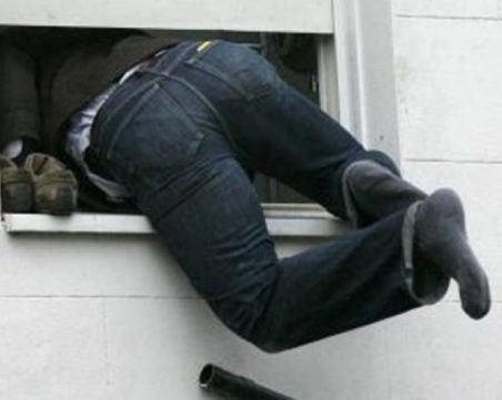 Удар в Кършияка! Обраха апартамент, задигнаха близо два бона и документи