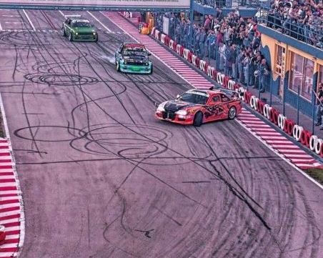 Екстремно шоу с дрифт и стънт през уикенда на картинг -пистата в Лаута