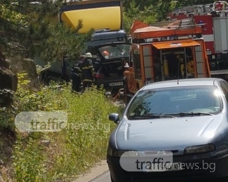 Мъж загина след челен сблъсък между кола и автобус, шестима са в болница