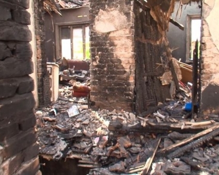 Повторна трагедия! Къщата на многодетното семейство от пловдивско отново изгоря СНИМКИ и ВИДЕО