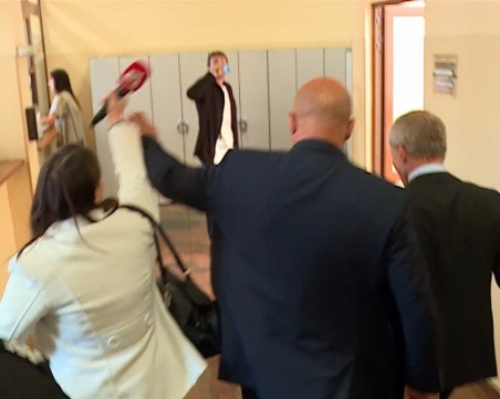 Екшън в съда – журналистика и Гриша Ганчев в челен сблъсък, намесиха се и охранителите СНИМКИ