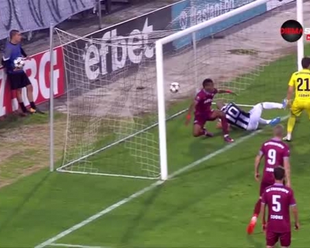 Локо Пловдив би трудно Септември в мач с 12 картона