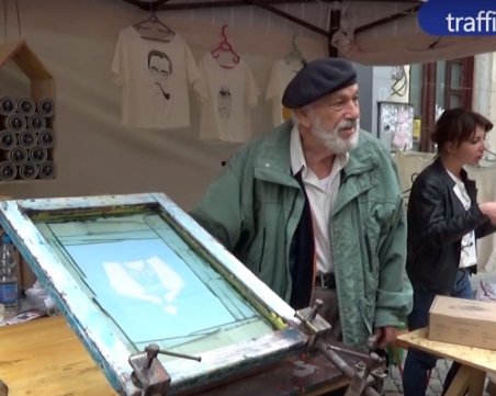 80-годишен художник създава модерни тениски в Капана ВИДЕО